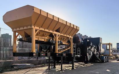 What role does the plug valve play in asphalt mixing plants?